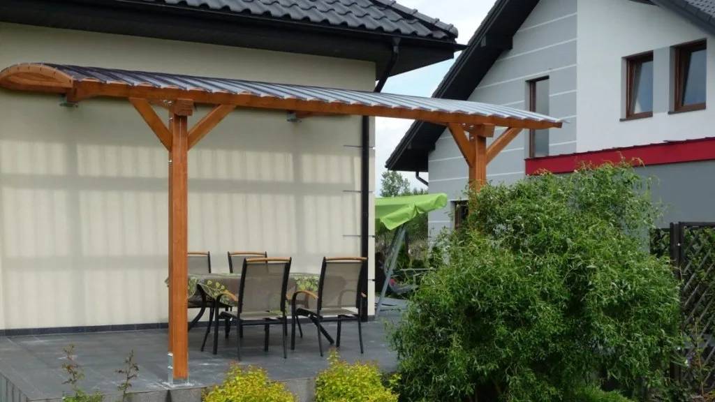 Drewno — dach łukowy