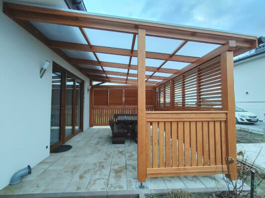 Nowoczesna pergola drewniana w 2025 – cechy, wygląd, zalety i koszty