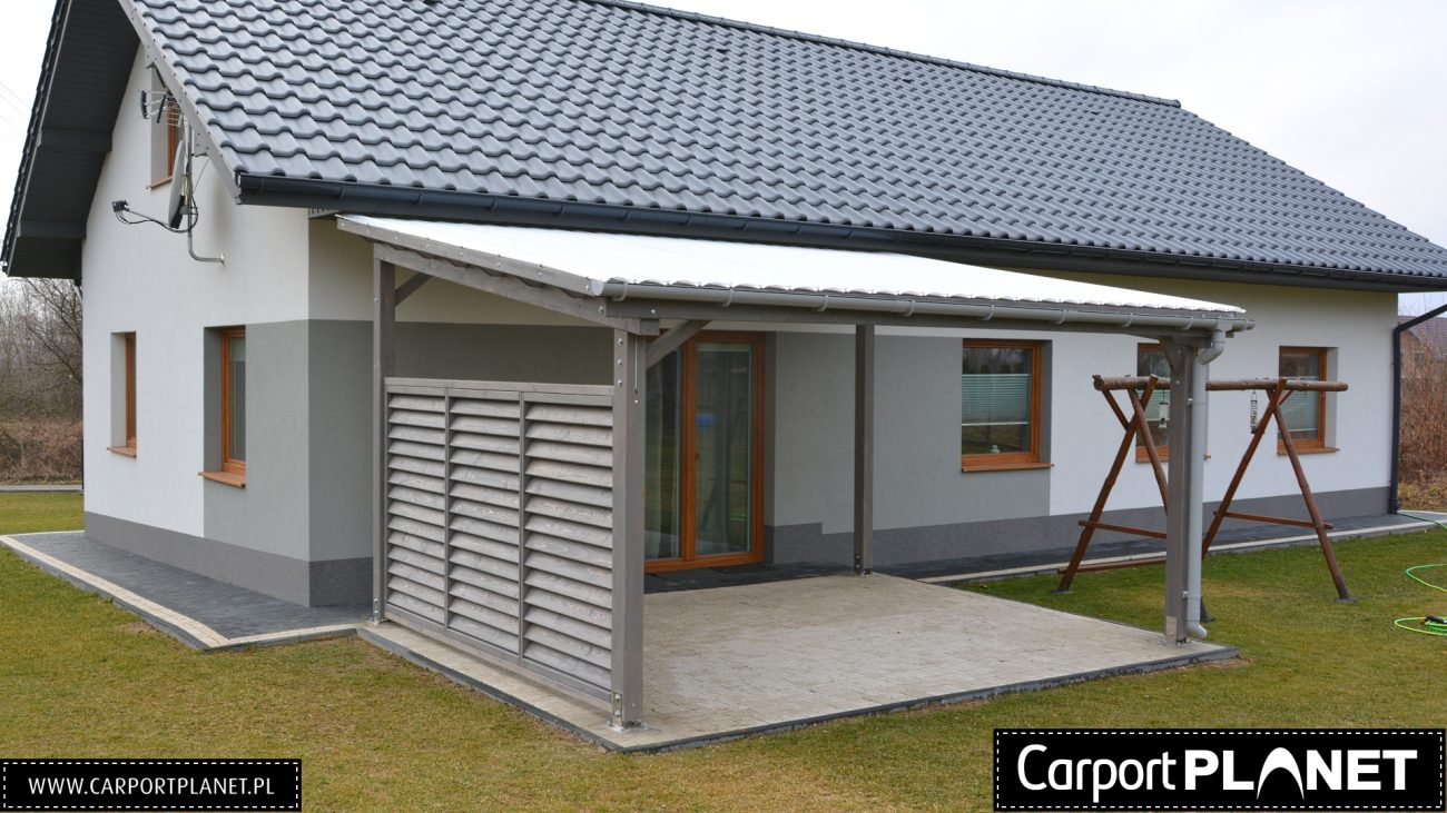 Nowoczesna pergola na tarasie z drewnianymi żaluzjami