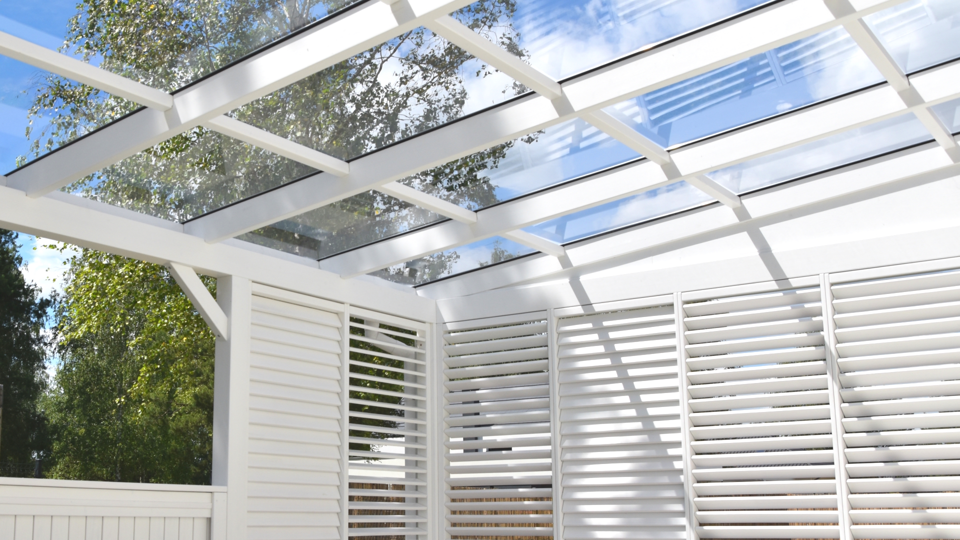 Nowoczesna pergola drewniana w 2025 – cechy, wygląd, zalety i koszty