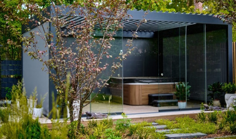 Pergola lamelowa wolnostojąca – jak zbudować niezależny salon pod chmurką?