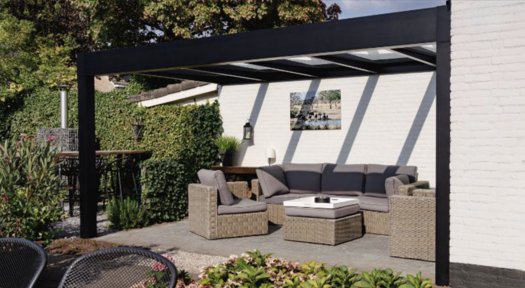 Pergola przyścienna z ukrytym spadkiem