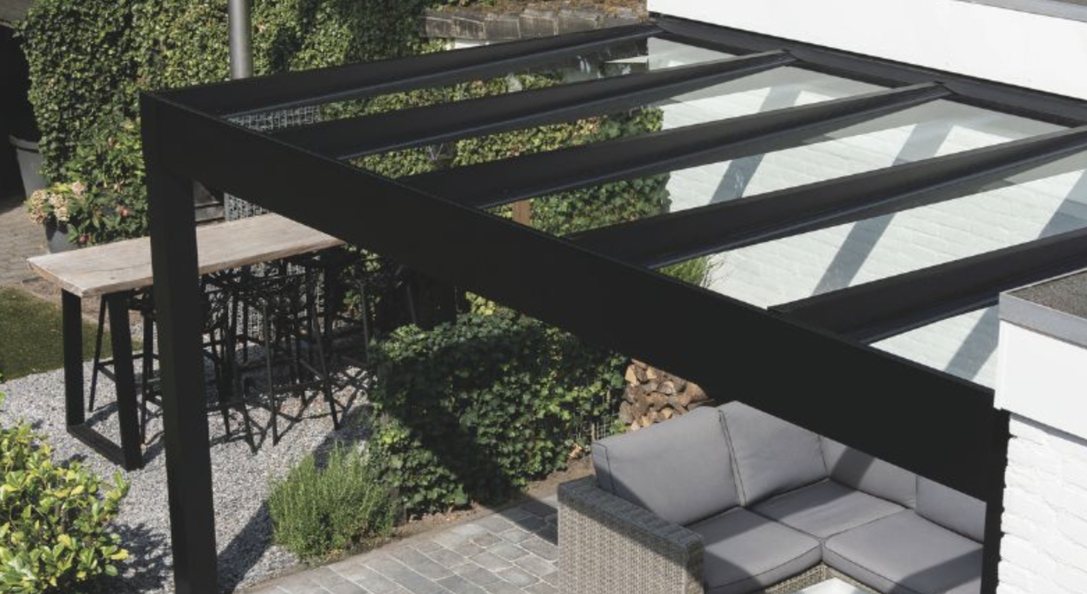 Pergola przyścienna z ukrytym spadkiem